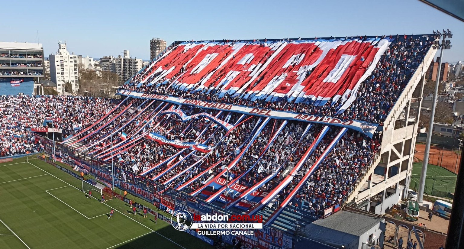 La tribuna Abdón Porte vestida con los colores de Nacional antes del clásico.