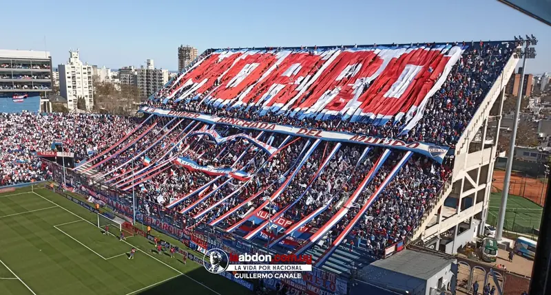 La tribuna Abdón Porte vestida con los colores de Nacional antes del clásico.