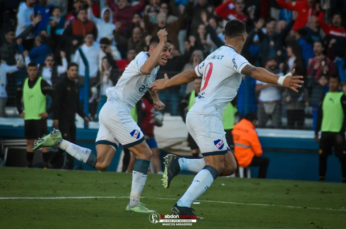 Luis Suárez corre a festejar un gol de Nacional en el clásico del 4 de septiembre de 2022. Foto: Marcos Arraspide / La Abdón.