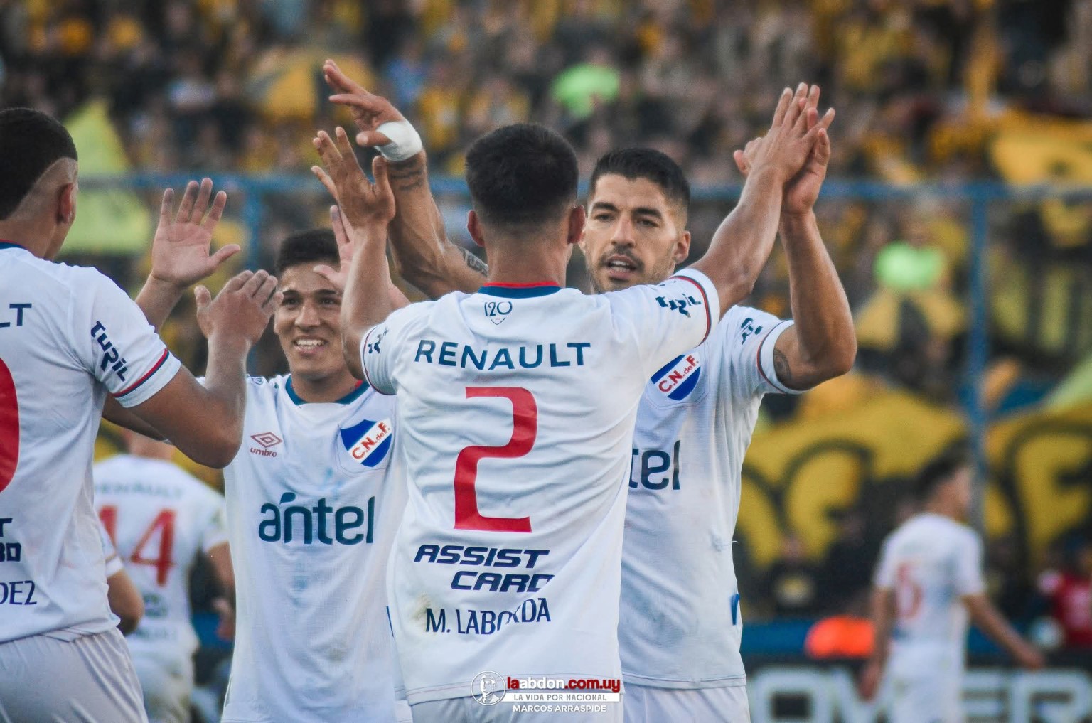 Mathías Laborda celebra junto a sus compañeros después del primer gol de Nacional.