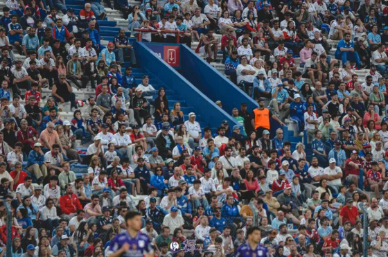 Buscate vs. Defensor — Hinchada — fotografía de Marcos Arraspide