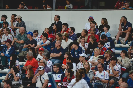 Buscate vs. Defensor — Hinchada — fotografía de Marcos Arraspide