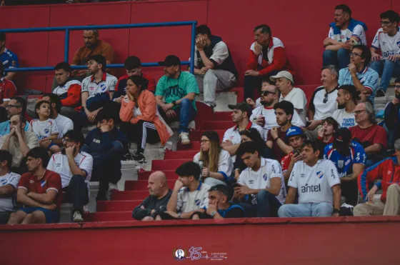 Buscate vs. Defensor — Hinchada — fotografía de Marcos Arraspide