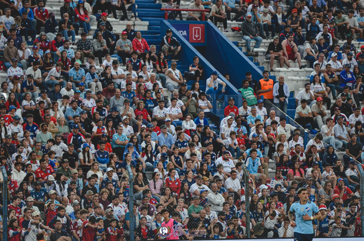 Buscate vs. Defensor — Hinchada — fotografía de Marcos Arraspide