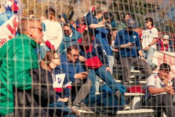 Progreso vs. Nacional — Hinchada — fotografía de Felipe Nin