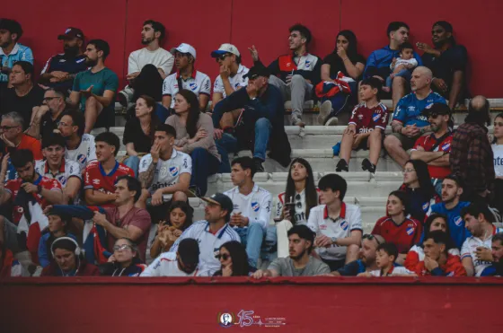 Buscate vs. Defensor — Hinchada — fotografía de Marcos Arraspide