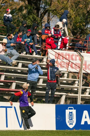 Progreso vs. Nacional — Hinchada — fotografía de Felipe Nin