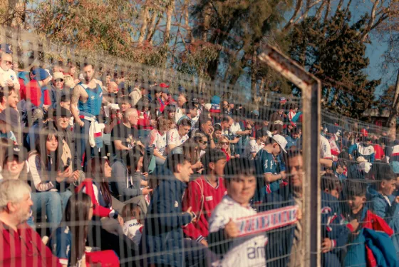Progreso vs. Nacional — Hinchada — fotografía de Felipe Nin