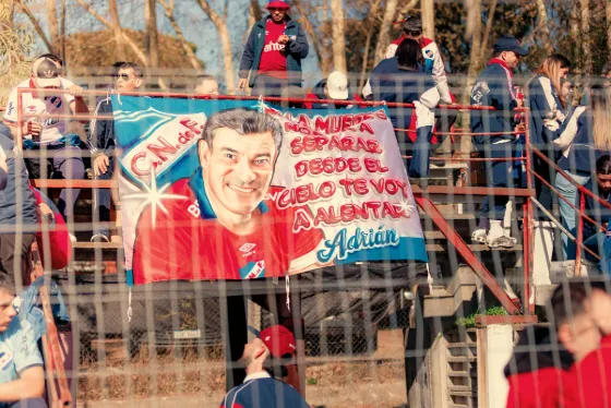 Progreso vs. Nacional — Hinchada — fotografía de Felipe Nin