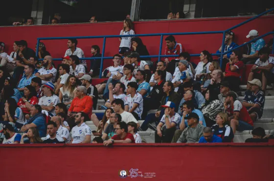 Buscate vs. Defensor — Hinchada — fotografía de Marcos Arraspide