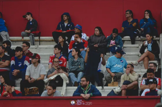 Buscate vs. Defensor — Hinchada — fotografía de Marcos Arraspide