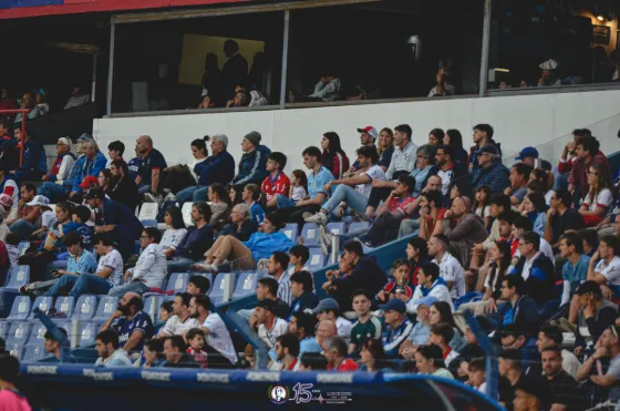 Buscate vs. Defensor — Hinchada — fotografía de Marcos Arraspide
