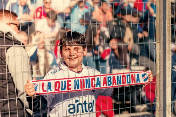 Progreso vs. Nacional — Hinchada — fotografía de Felipe Nin