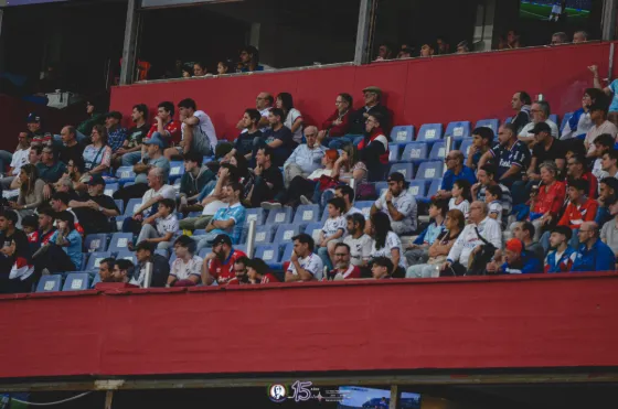 Buscate vs. Defensor — Hinchada — fotografía de Marcos Arraspide