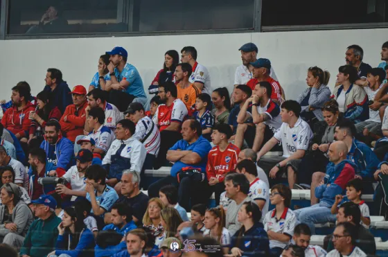 Buscate vs. Defensor — Hinchada — fotografía de Marcos Arraspide