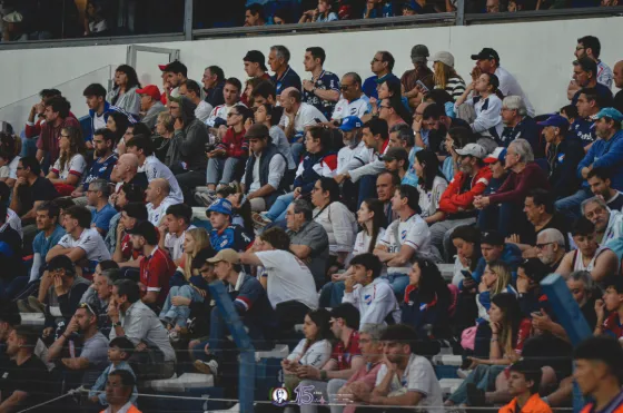 Buscate vs. Defensor — Hinchada — fotografía de Marcos Arraspide