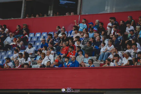 Buscate vs. Defensor — Hinchada — fotografía de Marcos Arraspide