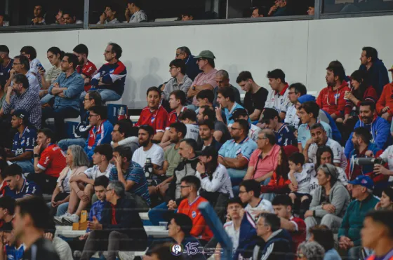 Buscate vs. Defensor — Hinchada — fotografía de Marcos Arraspide